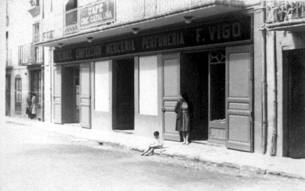 Fotogràfia antiga de la façana del Cinema Catalunya de Ribes de Freser